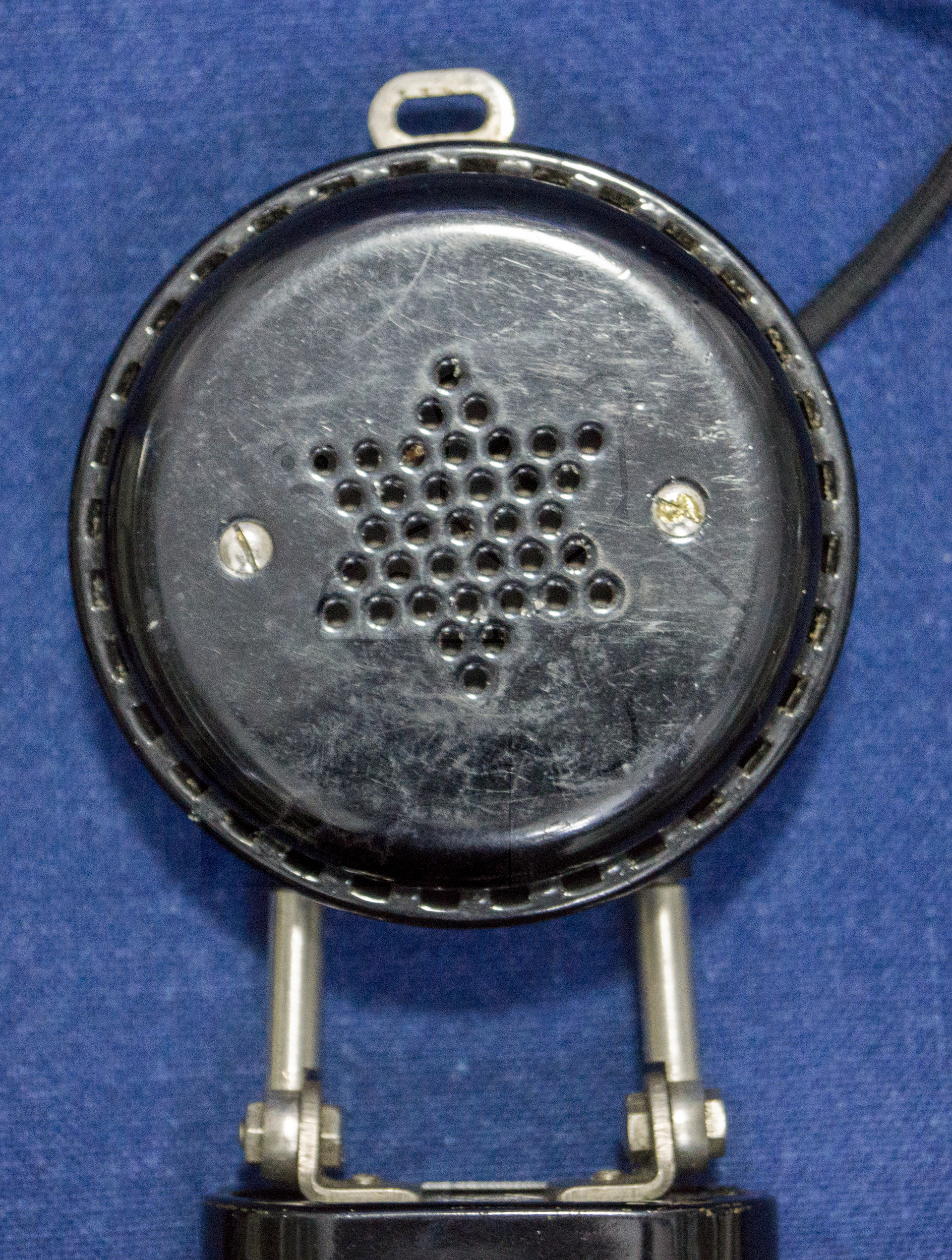 Hörgerät "Ich Höre Alles", ca. 1928/1930, Vorderseite Kohle-Mikrophone